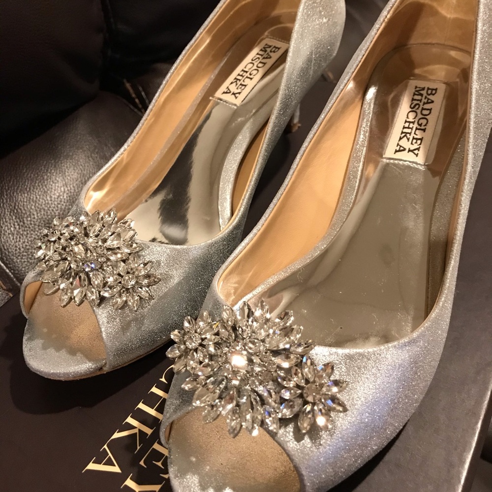 Badgley Mischka Nakita kitten pump size 6